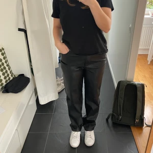 Raka Skinnbyxor - Säljer dessa snygga ”Skinnbyxor” från NAKD. Köpta förra året men knappt använda😁