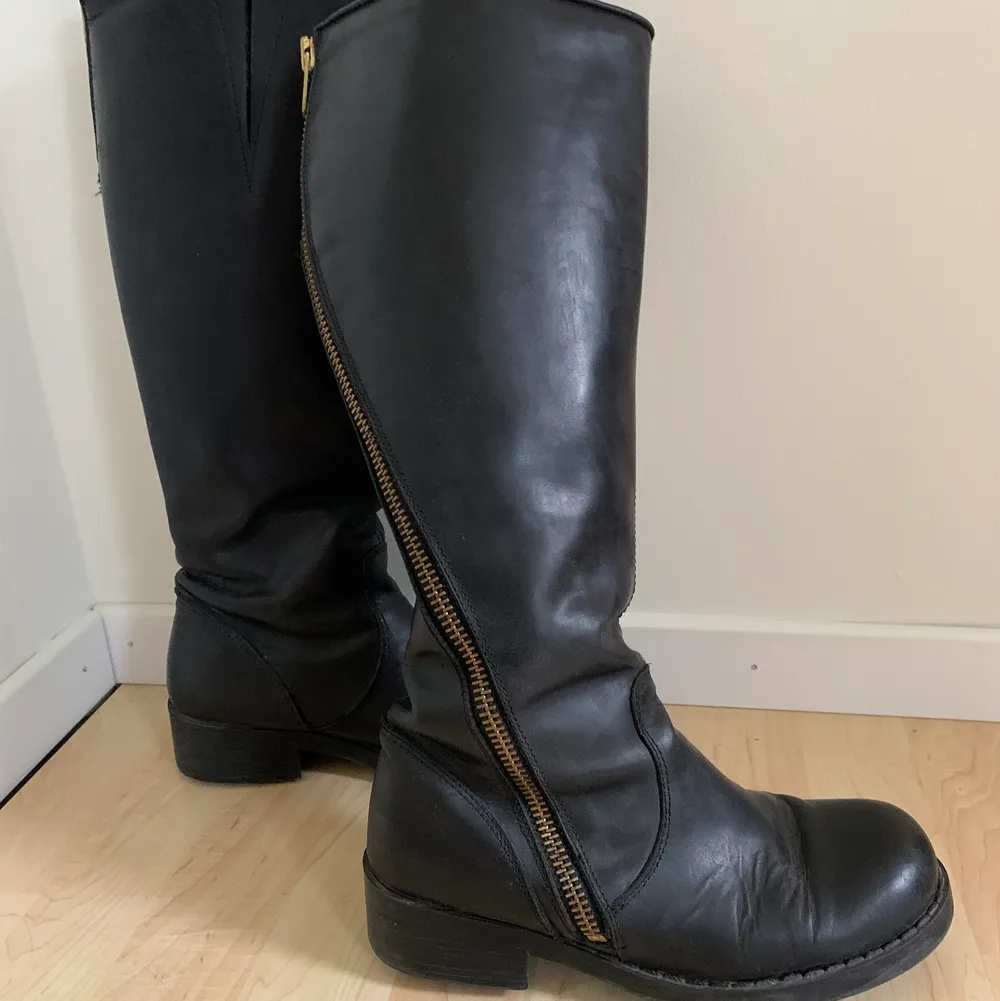 Snygga boots perfekta till hösten i storlek 39 🍁 Köpta för 1200. Använda en del men absolut i gott skick!🤩 . Skor.