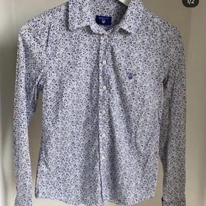 Gant-skjorta strl 36 - Fint skick! Inte använd så mycket. Nypris ca 1000kr