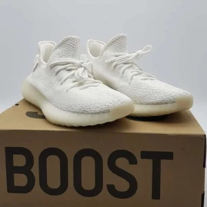 Adidas Yeezy Boost 350 V2 'Cream White - Original! - Storlek 42, i princip oanvända . Adidas Yeezy Boost 350 V2 Triple White Marathon Running Shoes/Sneakers CP9366. Snyggaste sneakern ever! Tyvärr ingen kartong kvar. - Adidas Boost 350 V2 "Triple White" sneakers från Yeezy. Färg: vit. Material Yttre: Nylon 100% Foder: Nylon 100% Sula: Gummi 100% . Lägsta pris på blocket. Obs kartong saknas