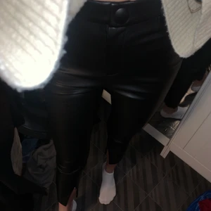 Intressekoll på mina läderbyxor!! - Sjukt snygga byxor i läder som är lite varmare i materialet (perfekt på vintern) har en öppning längst ner som man kan stänga om man vill. Säljer dessa då dom tyvärrr för små:/