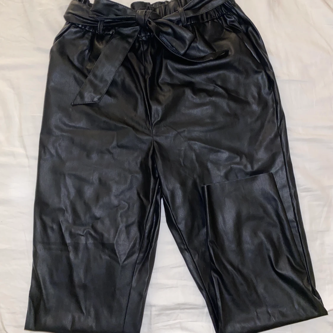 Syntetiska skinnbyxor