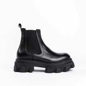 Molly boots i stl 38 - Molly boots från vemsko i stl 38 har använt i några ggr köpte före året för 1990kr nu säljer jag för 800kr ingår med frak kan ämnen hämta i Skövde. Om vid intresse 