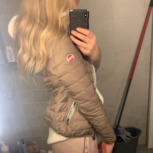 Colmar jacka - Säljer min beiga colmar jacka i den tunnare varianten!  den har ett hål på ena ärmen därav det låga priset. Går att laga eller lämna in för att göras om till en väst!  Strl 40 men skulle säga att den passar xs-s