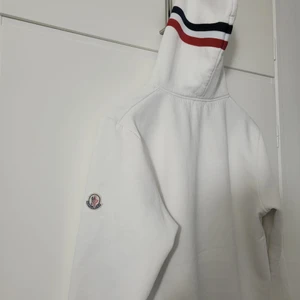 Moncler Kofta  - Moncler Kofta den är i nyskick Som ny använd bara några gånger Storlek L Finns i Malmö kan även frakta på köperans påkostnad.