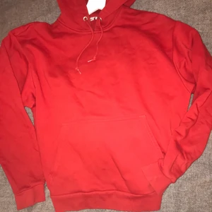 Weekday hoodie  - Röd weekday hoodie i strlk S, dock rätt stor i storleken. Jätteskönt tjockt material som värmer bra nu:) Bra passform och sparsamt använd. Skriv vid fler frågor!:)