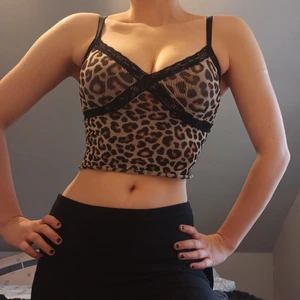 Urban outfitters linne- GRATIS FRAKT - Gulligt linne med leopardmönster från Urban Outfitters. Knappt använd. Alltid gratis frakt.