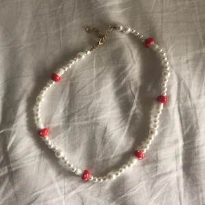 Pärlhalsband - Pärlhalsband med svampar på. Säljer pga aldrig använt. Gratis frakt. Hör av er vid frågor eller intresse 