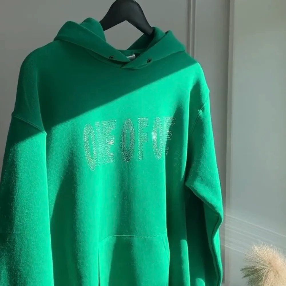 Säljer min gröna OneofOne hoodie som är slutsåld på deras hemsida. Frakt tillkommer. Hoodies.