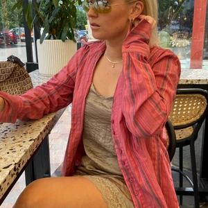 Perfekta nattlinnet - Ett super fint nattlinne som jag har stylat med skjorta. Beige färg och storlek S. 