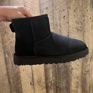Uggs 37 superbra skick - BYTES ELLER SÄLJES!! Säljer nu mina fina uggs i storlek 37, de är knappt använda då jag haft svarta uggs året innan och nu ångrar att jag köpte samma färg 🙈 använda kanske 4 gånger och de är impregnerade och klara! Nypriset var 1999kr, försten till kvarn för 1000kr nu! BYTER GÄRNA mot gråa eller mörkbruna låga uggs i storlek 37 eller 38. Om du vill ha fler bilder så skriv privat ❤️