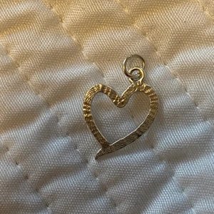 Tre olika hängen - Superfina hängen till halsband och armband alla i äkta silver och handgjorda av min kompis morfar som är en guldsmed! De är alla one of a kind!! Hjärtat och det lilla korset kostar 79 kr styck, och det stora kostar 99 kr <3 Alla tre tillsammans kostar 200 kr 🤍