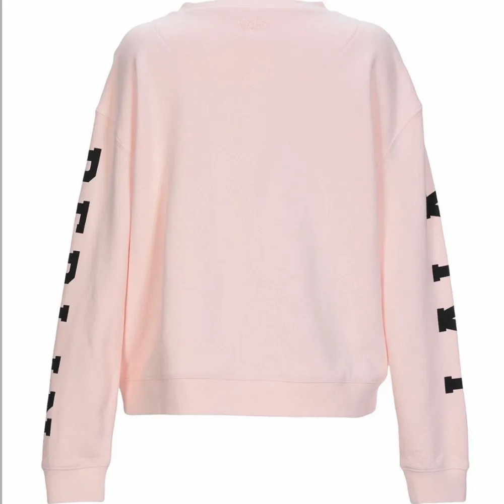Säljer en snygg rosa sweatshirt från Lala Berlin. Tröjan är använd 2 gånger alltså så är den i nyskick! ❤️. Tröjor & Koftor.