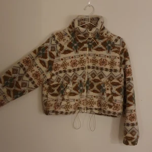 Pull & Bear Teddyjacka - En mönstrad teddyjacka från Pull & Bear, använd ett fåtal gånger men i nyskick.