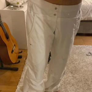 Supeerrrr snygga Nike byxor - I bra skick. Jag är 160 och dom är lite för långa för mig så dom passar nog en 170 mer men det beror ju såklart också på hur långa byxor man tycker om. Ingen aning vilken storlek byxorna är i men jag är en S/M och dom borde passa nästan alla storlekar!💖😁