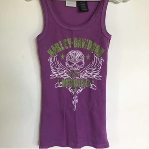 Harley davidson linne  - (kollar intresset - osäker om jag vill sälja) coolt harley davidson linne köpt på plick. (lånade bilder från förra ägaren) Storlek S men skulle säga passar XS-Mindre M beroende på önskad passform. Köparen står för frakt. ⭐️