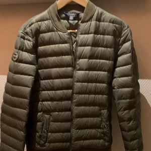 Jacka, Ralph lauren  - Polo jacka som andvänds fåtal gånger, fint skick. Storlek XL men det är kids sizing så sitter som S.