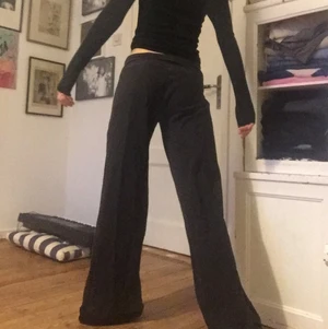 Mjukisbyxor  - Super snygga och bekväma lågmidjade mjukisbyxor. De är svarta, står dance på sidan av ena benet, sen är det förlångda av svart tyg där nere vid benen. 