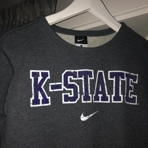 Nike vintage sweatshirt  - En supersnygg vintage Nike sweatshirt, storlek L men skulle säga Xs-L beroende på hur man villl ha den, bra skick 