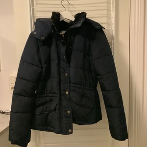 Vinterjacka - Fin marinblå vinterjacka, väldigt bra skick, storlek M