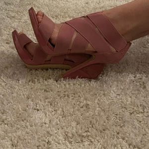 Sandaletter Högklackade stl38 - Högklackade sandaletter i stl 38 från Baker