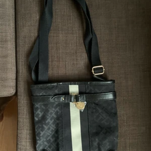 Tommy hilfiger väska / novo skor/tofflor - Ej använd väska 200kr .  Ej använda skor 120kr