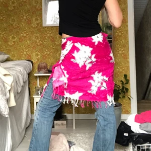 Kjol - Så snygg att ha som kjol både ensam och över jeans! Knyts i midjan. Är 162cm. Fråga för mer bilder och mått! Möts upp i Göteborg eller så står köparen för frakt✨💗💗(fortfarande osäker på om jag vill sälja så buda gärna hihi) 
