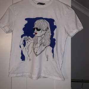 T-shirt från Zara - T-shirt med tryck från Zara. Köpt för några år sedan, den är knappt använd! Strl S, men är väldigt liten i storleken🥰