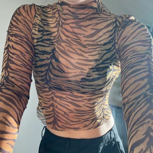 Partytopp  - Avklippt mesh body från hm. Köpt second hand, perfekt partytopp med en snygg bralette under. Kan mötas upp i Malmö! Om du vill ha spårbar frakt blir det 60 kronor. Annars 24 :)