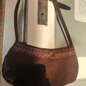 Mini-väska - Aldrig använt men köpt second hand, helt utan hål och nopprer. Kan mötas upp i Göteborg annars står köparen för frakten✨💗💗