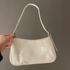 Vit väska  - En superfin väska från shein. Helt oanvänd!! 🤍🤍  köparen står för frakten💖