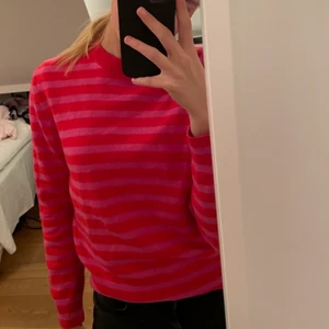 Zara tröja - Superfin och mysig, randig, rosa/röd och trendig tröja från Zara❤️💗 knappt använt, typ 2 ggr. Antingen möts upp i Danderyd eller så str köparen för frakten. 💗 Kontakta vid intresse