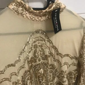 Klänning strl 40 - Jätte fin klänning sitter skit fint på på från fashionnova prislappen sitter kvar nypris 54.99$ så 500-600kr storlek L men passar även M. Köparen står för frakten, kan skicka fler bilder 