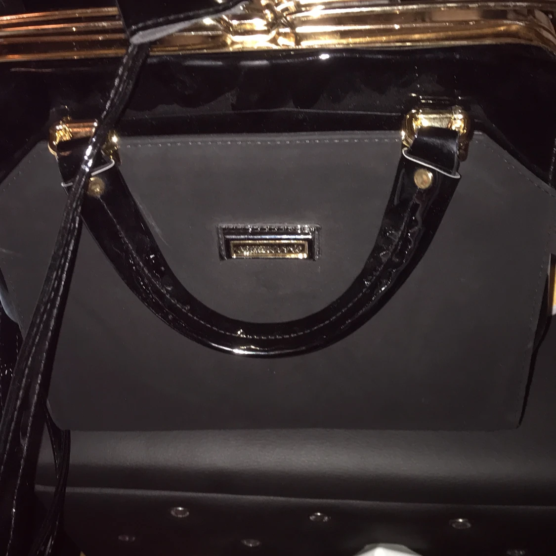 En utrymligg väska med guld detaljer 😍👌 - 90