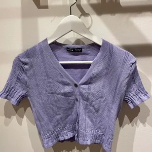 Supergullig lila topp - Säljer denna superfina topp från Shein i storlek S! Aldrig använd så helt i nyskick. 