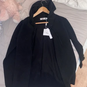 Cashmere blandad tröja  - Helt oanvänd svart cashmere blandad tröja, köpt på Afound. Strl L men passar XS-S