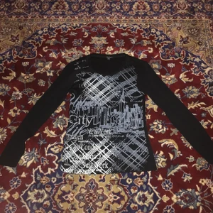 New York långärmad - Fin långärmad med feta detaljer som sitter nice också. Ut och draina på plattan? I gotchu.