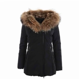 Hollies Jacka - Säljer min hollies vinterjacka! Köpt för 4500kr, säljer för 500kr. Äkta päls, i perfekt skick. Stl 34. <3