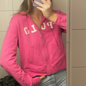 Ralph Lauren Sport Zipper - Säljer en vintage zipper från Ralph Lauren Sport💗💓 Är egentligen i storlek L men är väldigt liten i storleken så den är mer som en storlek S. Betalning sker via Swish!