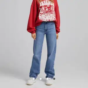 Säljer dessa populära jeans från bershka då de ej kommer till användning. Fint skick! Skriv för fler bilder/frågor, köparen står för frakten (osäker på fraktkostnaden)💞💞