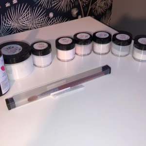 Akryl naglar - Den stora burken är nästan oandvänd. Om man vill kan jag skicka närmare bild på burkarna.  Säljs helst som paket. Men kan säljas som två paket ett med vätskan och stora burken och en med alla dom små.    Penseln är såld.