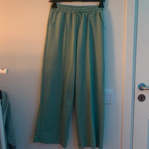 breda gröna mjukisbyxor  - aldrig använda :) 