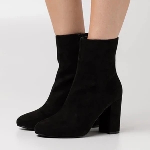 Klassiska stövletter från Nelly - Säljer dessa fina stövletter som tyvärr är lite för små runt vaderna på mig. Helt nya och oanvända. Köpta för 499kr, säljer för 200.