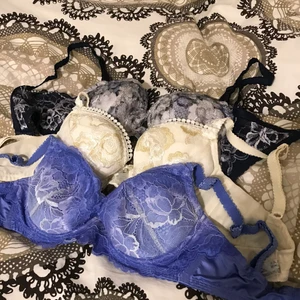 Bh - Tre fina BH:s i bra kvalité köpta i ett välkänt märke i Japan. Alla tre är C-kupor! Köparen står för frakt ❤️ 60kr/styck!