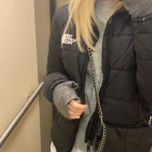 North face jacka  - North face jacka, använd en vinter men väldigt bra skick, inga skador! Säljer för 1 850kr men köpte för 2500kr, storlek L men skulle säga att den är som en M ☺️