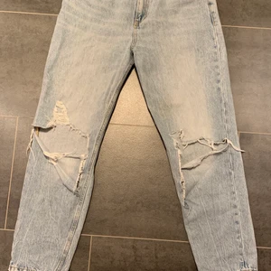 Slitna zara jeans - Säljer dessa byxor då de är alltför stora för mig. Hålen har gått sönder så de är ganska stora o öppna. Annars snygga. 