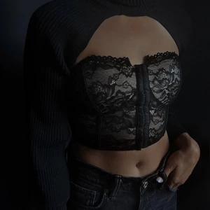 Corset  - Svart spets corset, kommer inte till användning. 