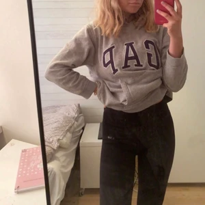 Gap hoodie  - OBS det är spegeln som är smutsig ej hoodien! Strl 164 (som en xs/s) Säljer för 200kr