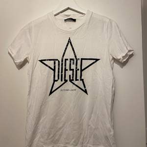 Säljer denna vita T-shirt i storlek XS från Diesel, den är knappt använd och är i ett bra skick 