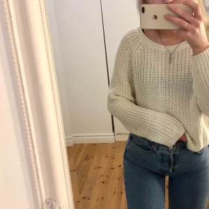 Stickad tröja - Vit stickad tröja. Jätteskön fin basic tröja som passar till allt! Säljer då den inte kommer till användning längre, fint skick!